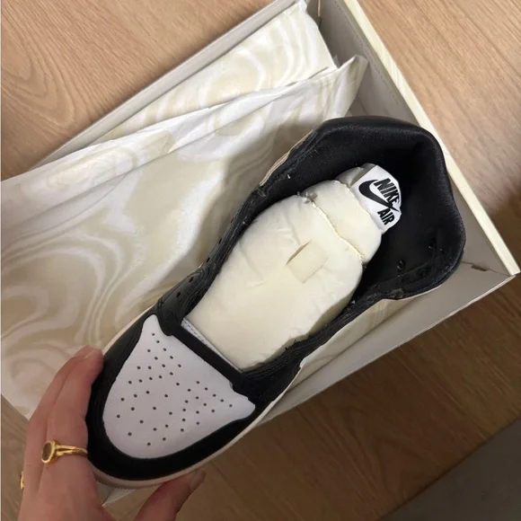 Nike Women’s Black and Tan Sneakers - Picture 4 of 6